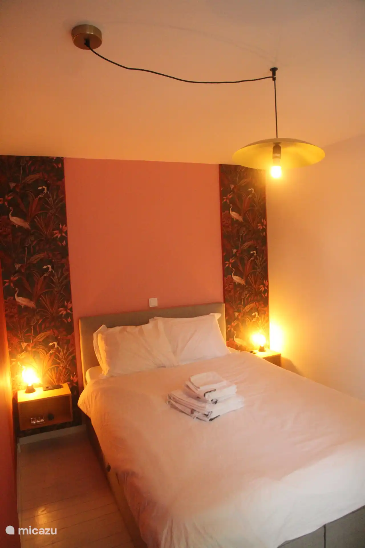 Slaapkamer gelijkvloers met een bed 1,40m breed.