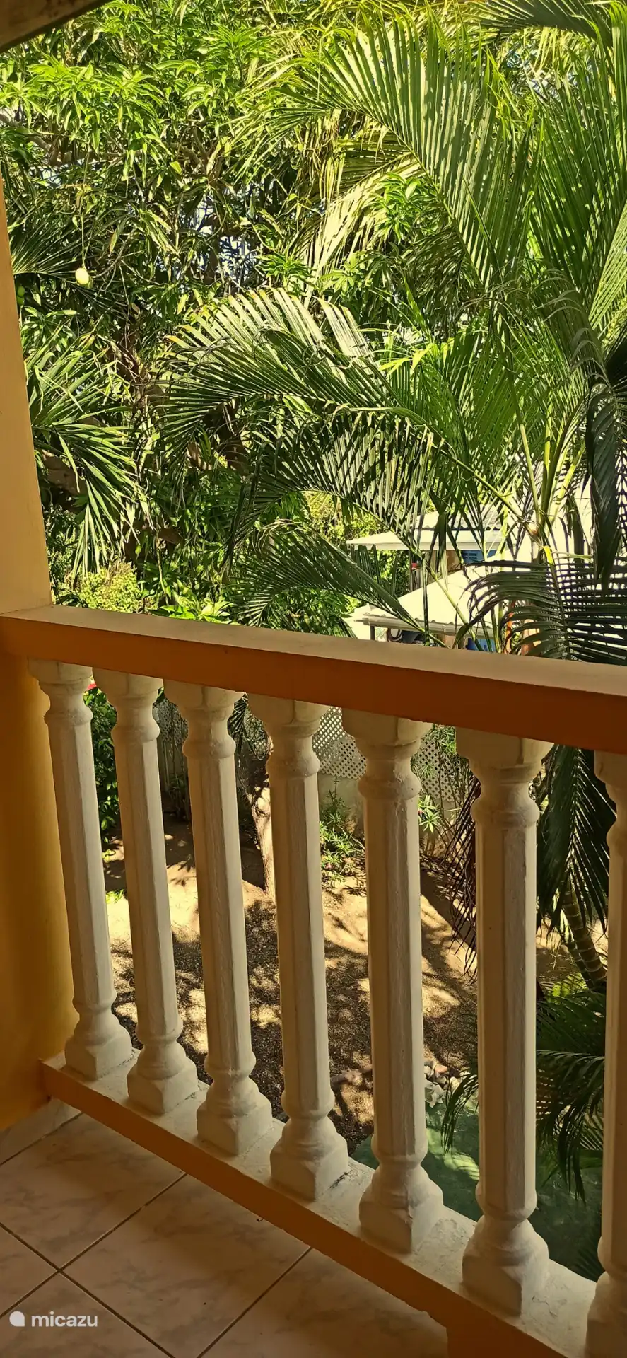 Maison côté balcon incluant la ligne de vêtements. 