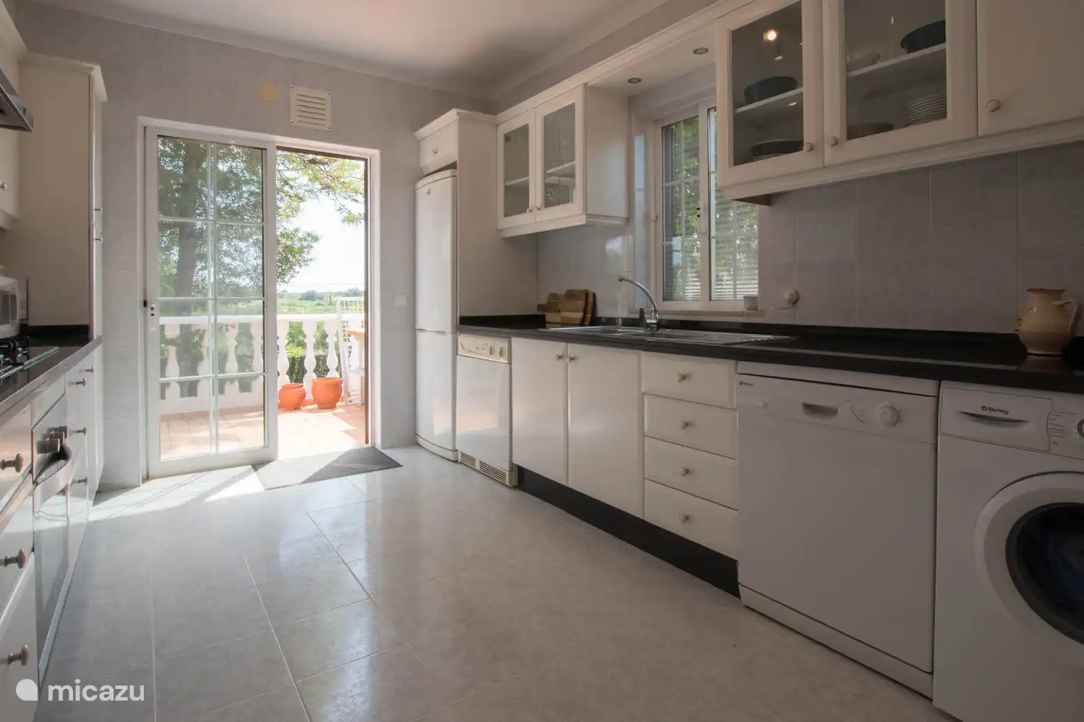 Cuisine entièrement équipée avec accès à la terrasse