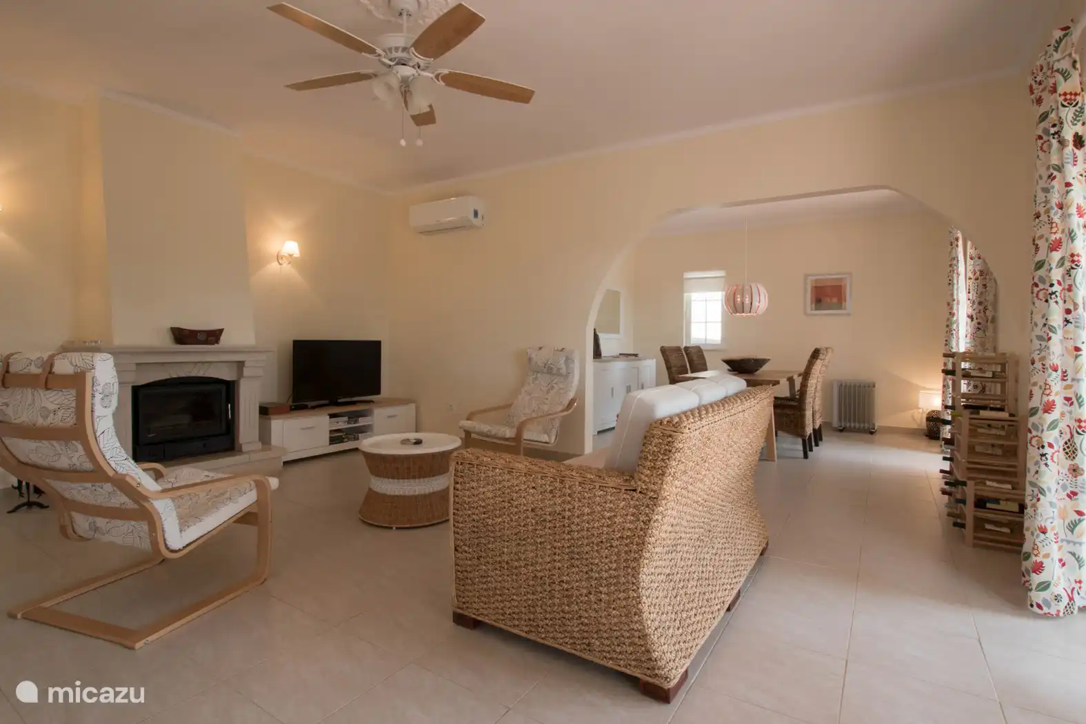 Salon avec table à manger et espace salon