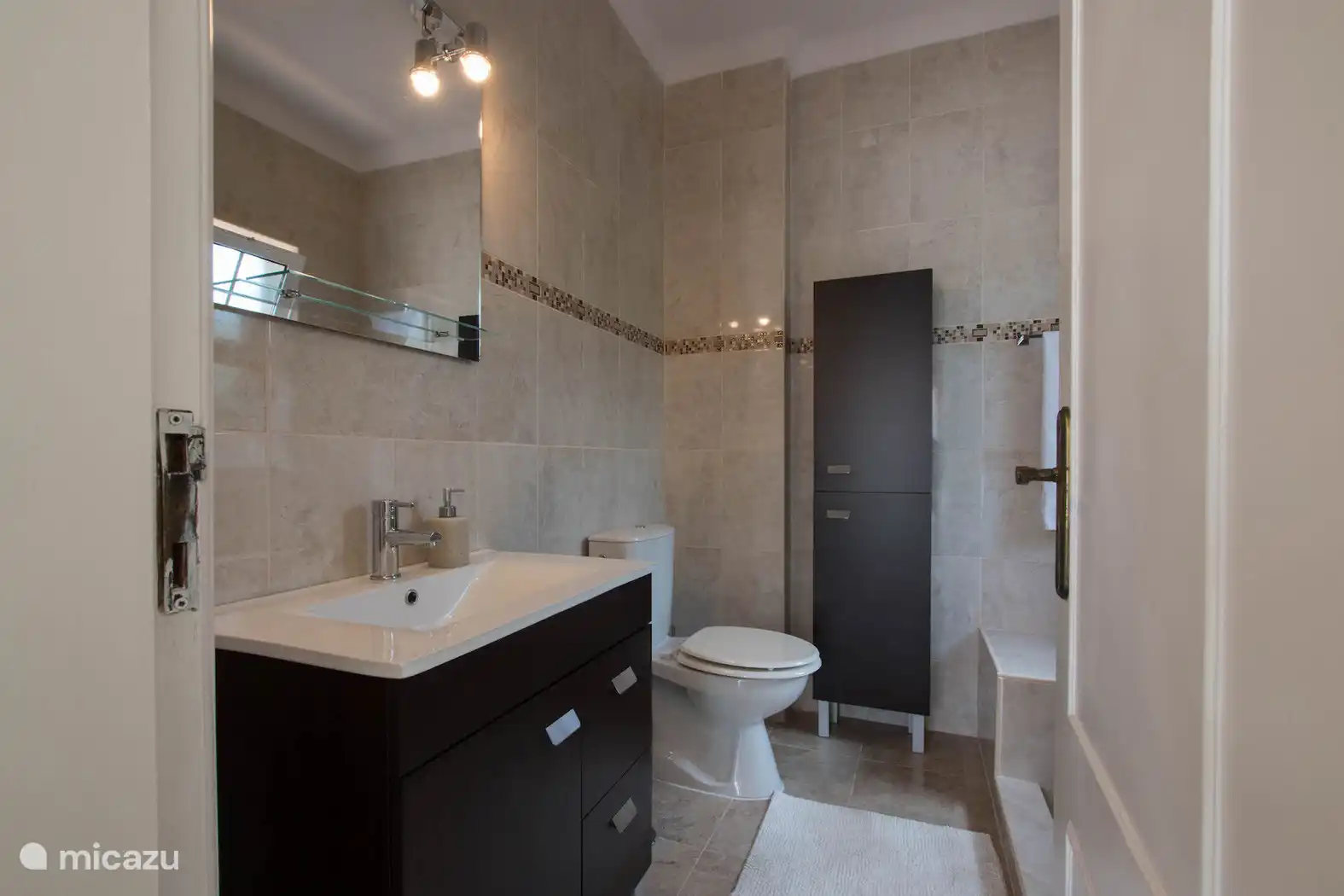 Salle de bain avec douche