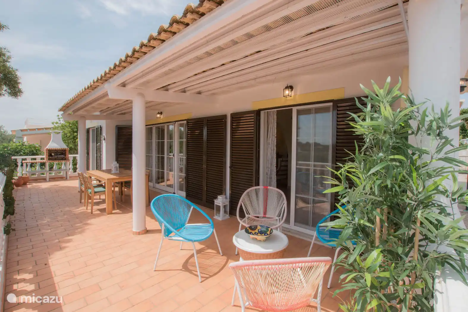 Terrasse avec table à manger et espace salon