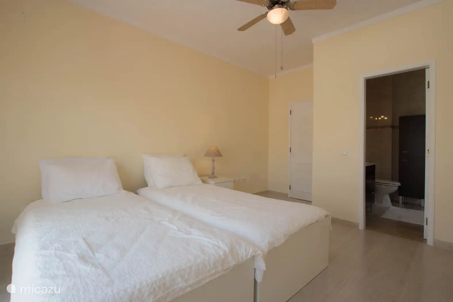 Chambre avec salle de bain attenante