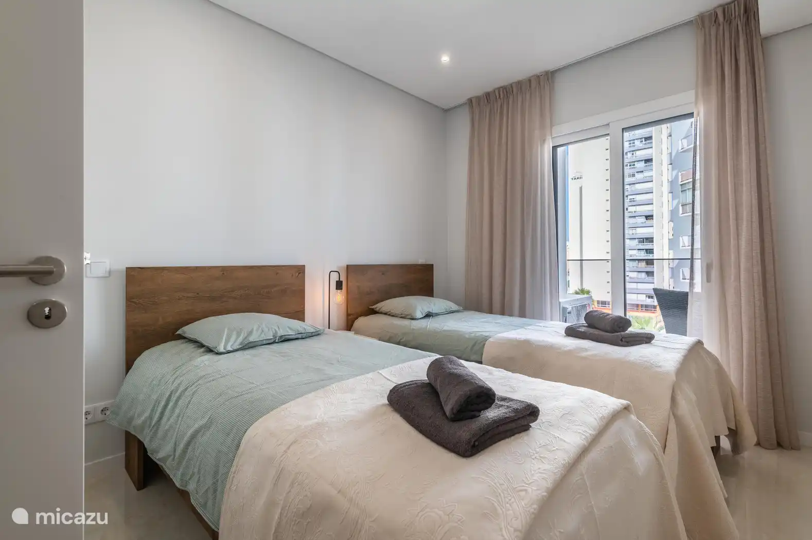 Depuis la chambre d’accès au balcon 