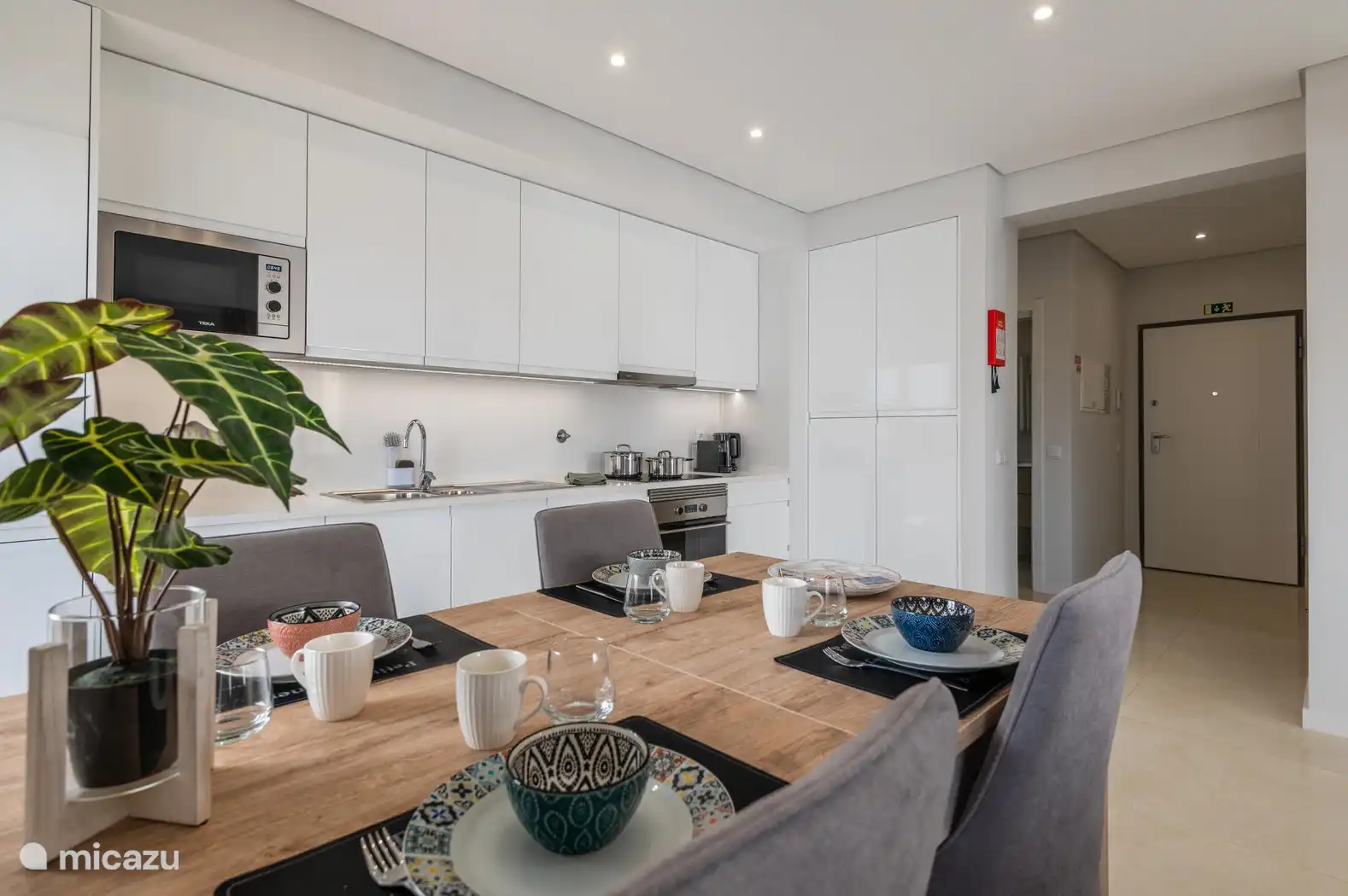 Table à manger et cuisine entièrement équipée 