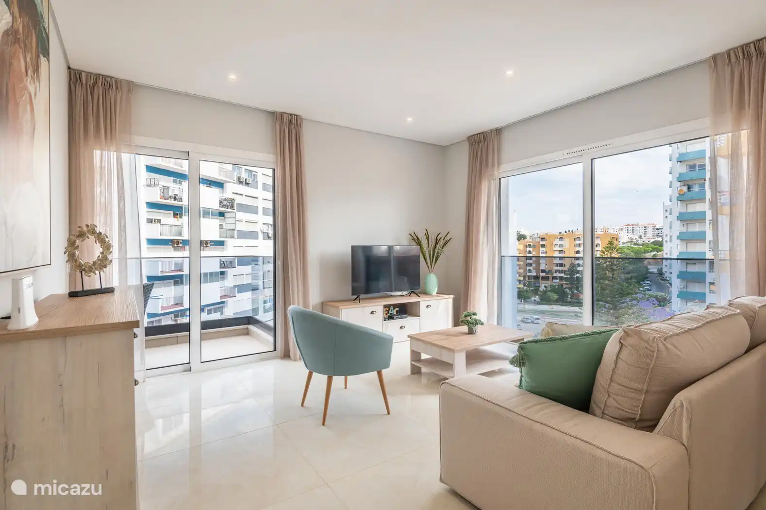 Salon avec accès au balcon 