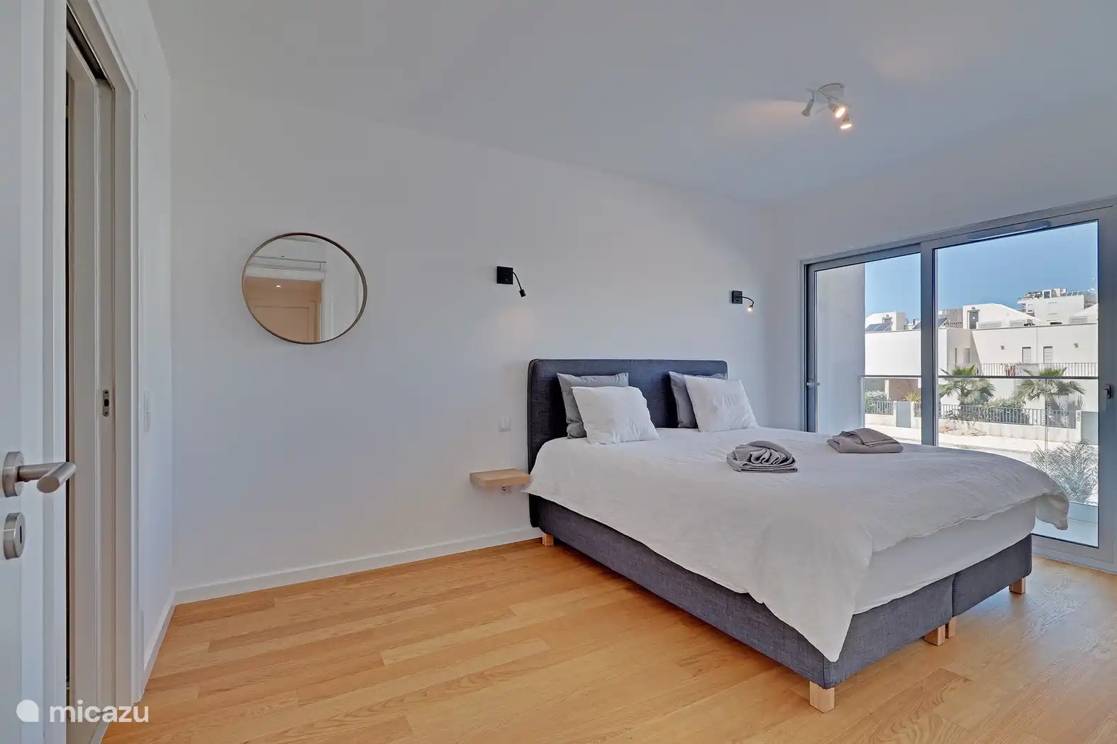 Chambre principale avec accès au balcon 