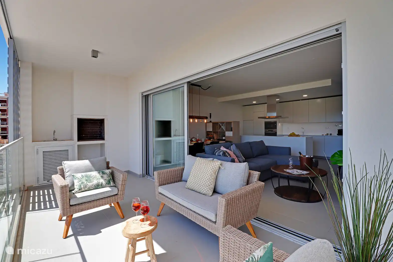 Salon avec portes coulissantes donnant sur la terrasse 