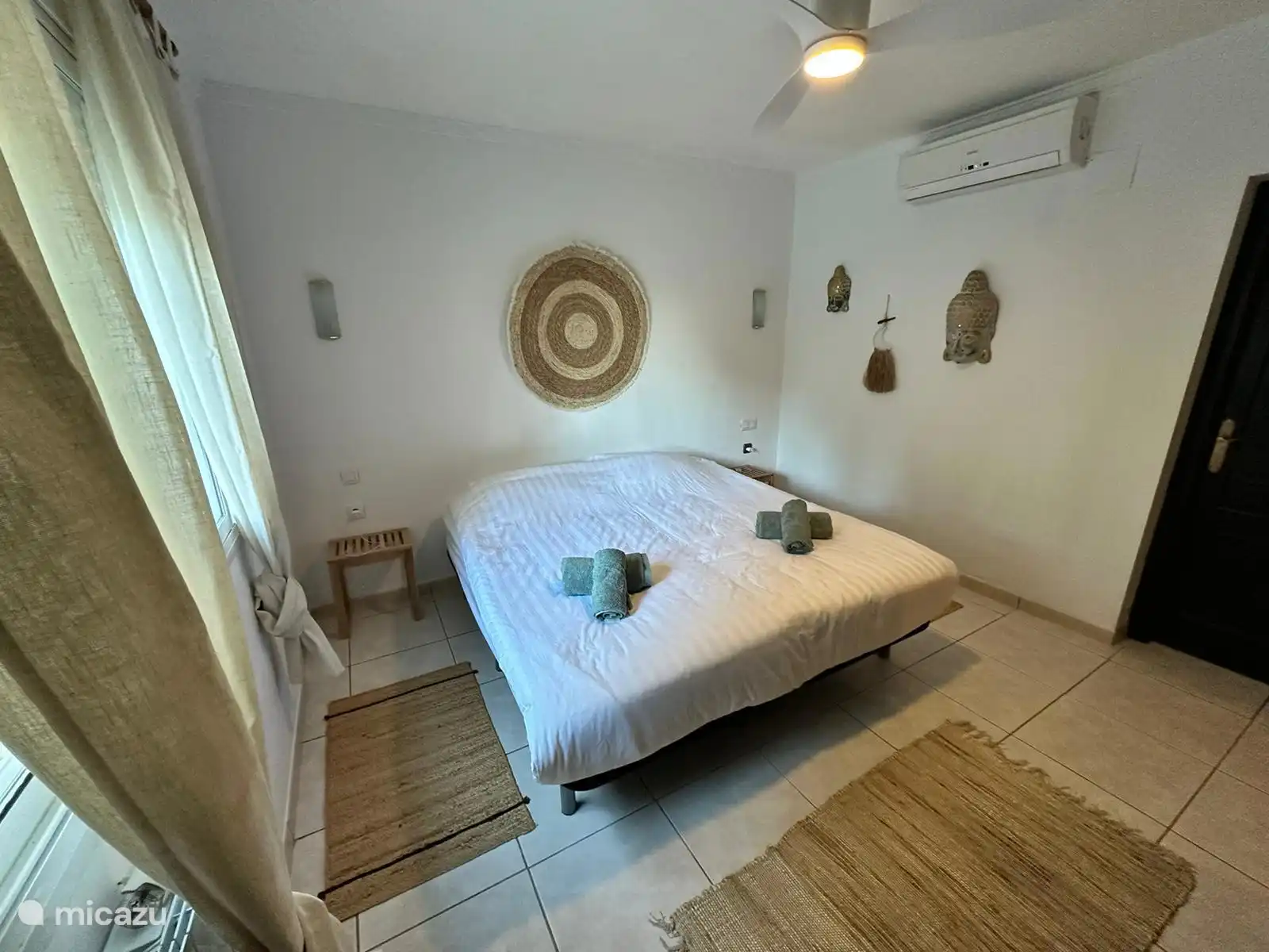 Hoofdslaapkamer met badkamer en inbouwkast 