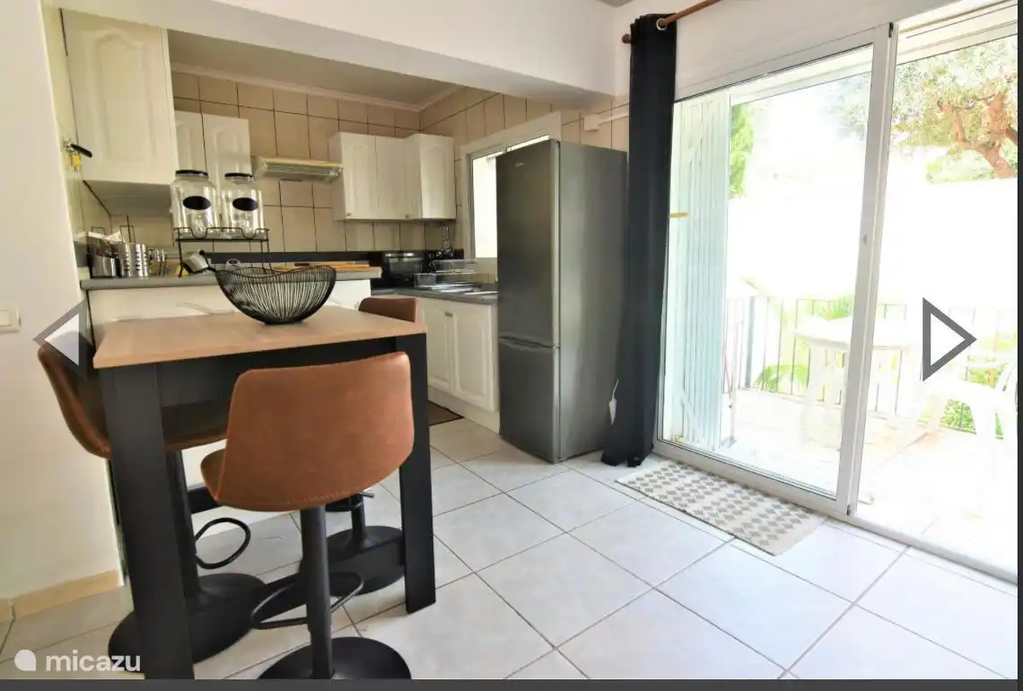 Keuken met oven, magnetron en koel vriescombinatie