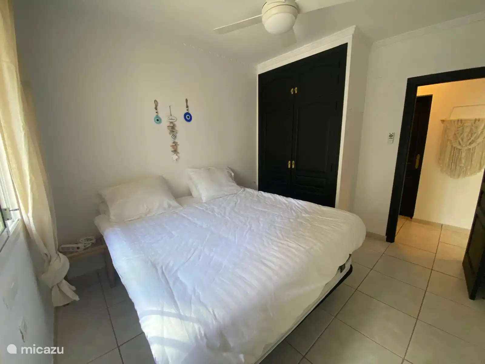 Slaapkamer 2 met twee persoons bed en inbouwkast 