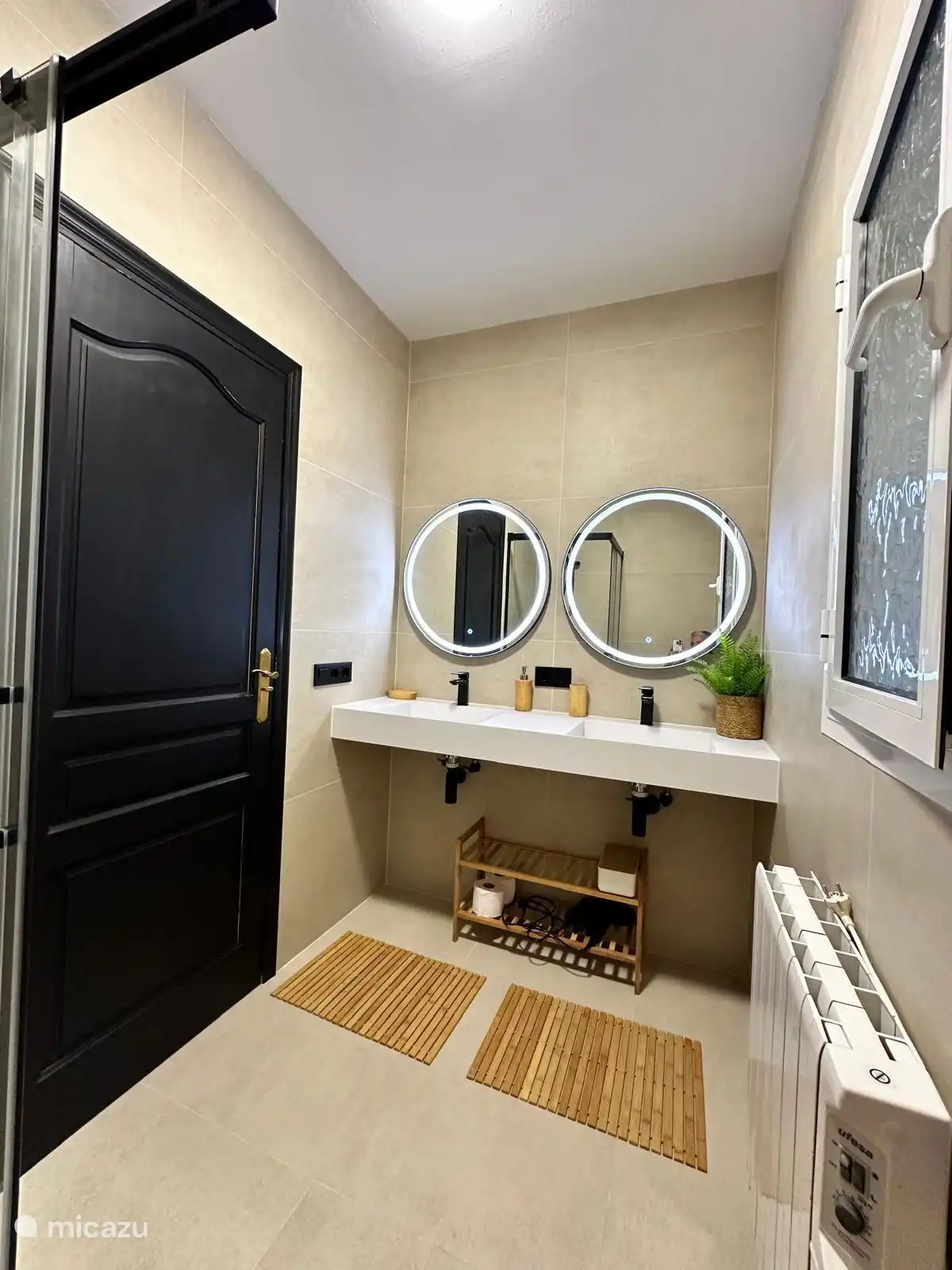 Badkamer  met dubbele wastafel douche en toilet