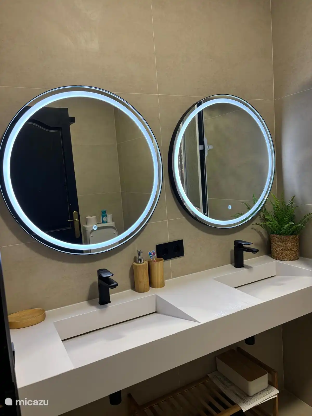 Badkamer met dubbele wastafel 