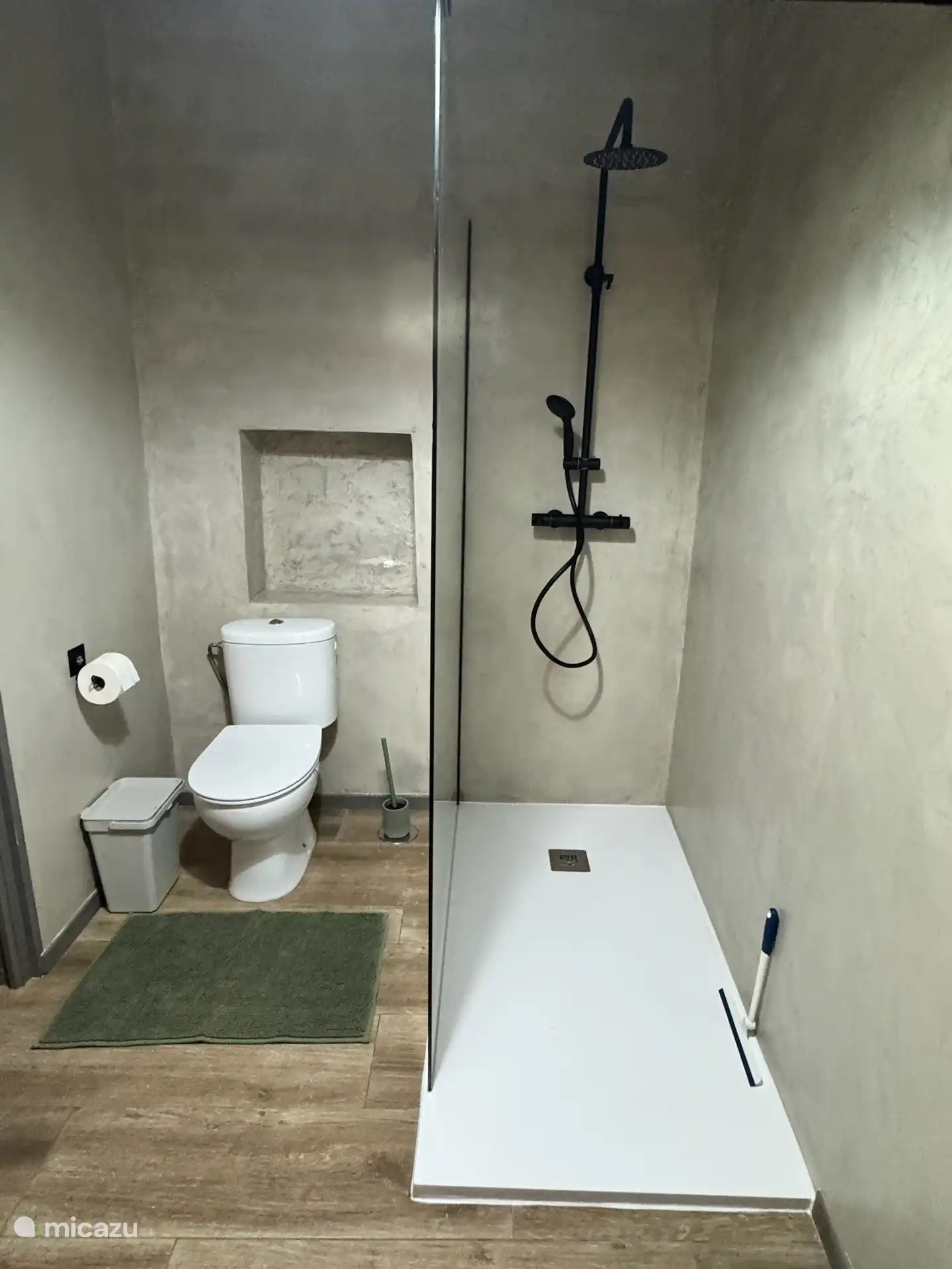Salle de bain attenante avec douche à l’italienne et toilettes