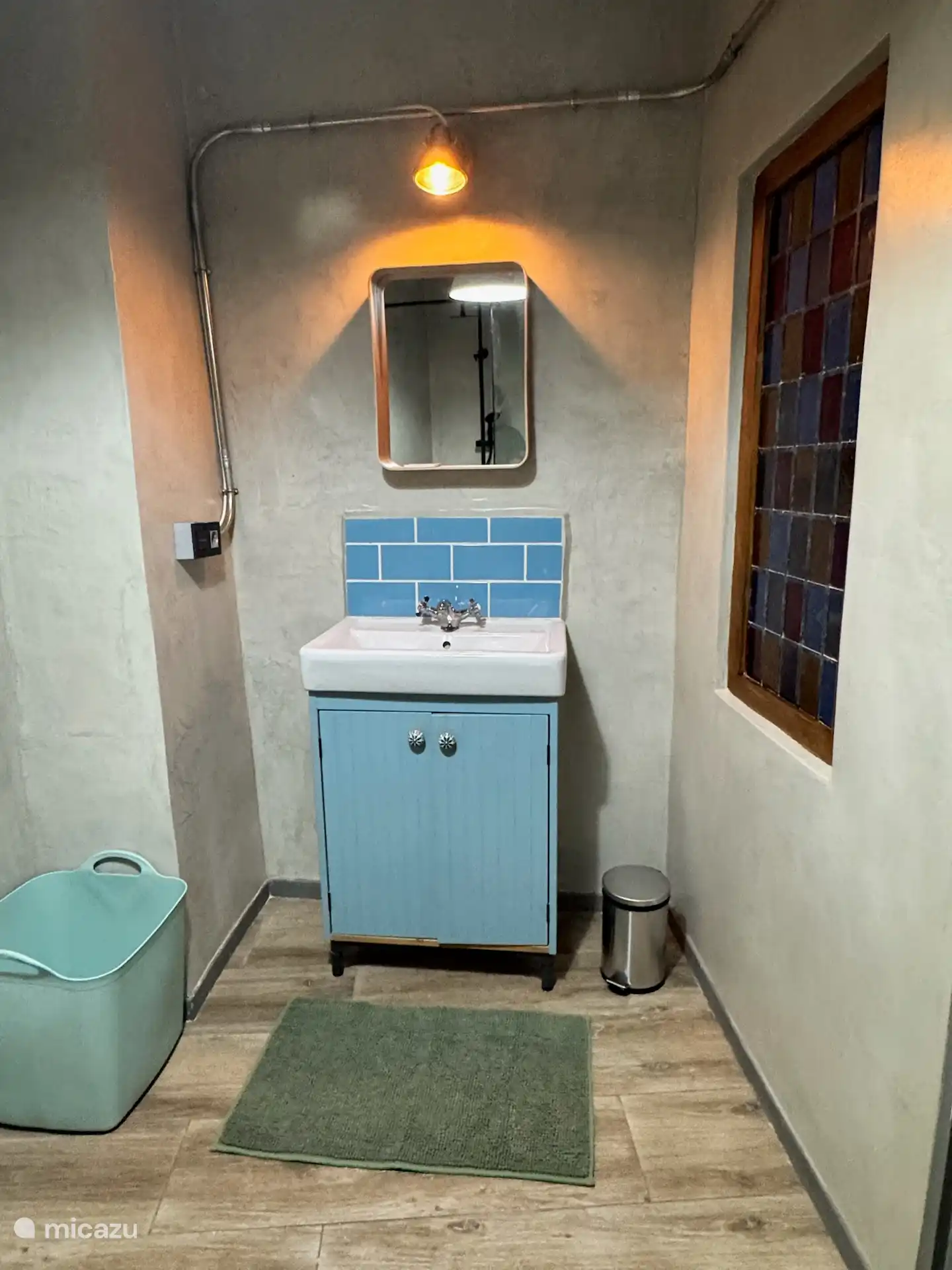 Lavabo attenant de salle de bain avec chauffage