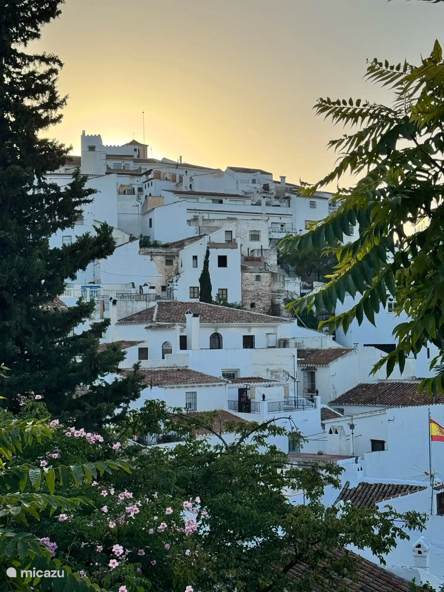 Vue de Comarès au coucher du soleil