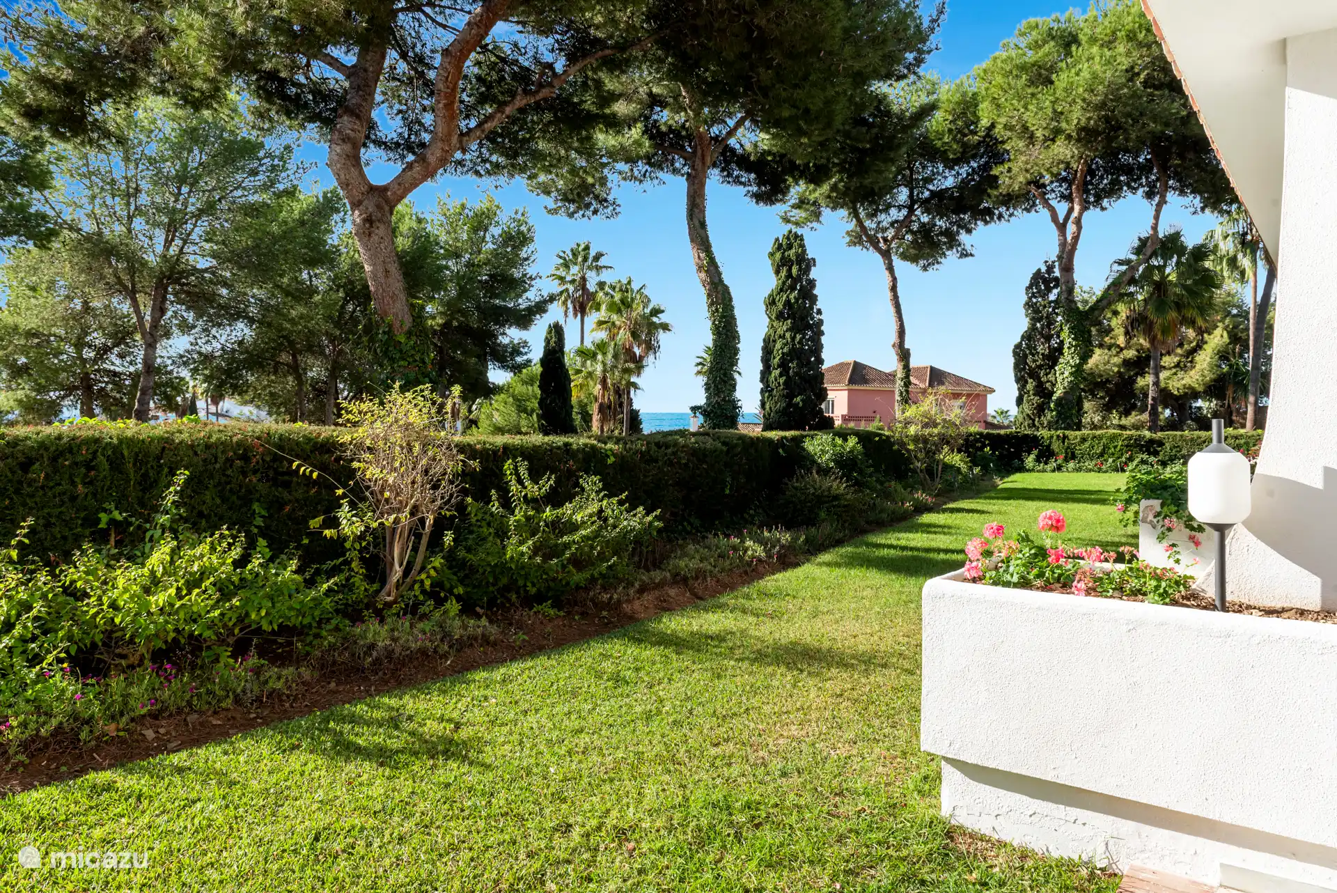 Vista del jardín al mar
