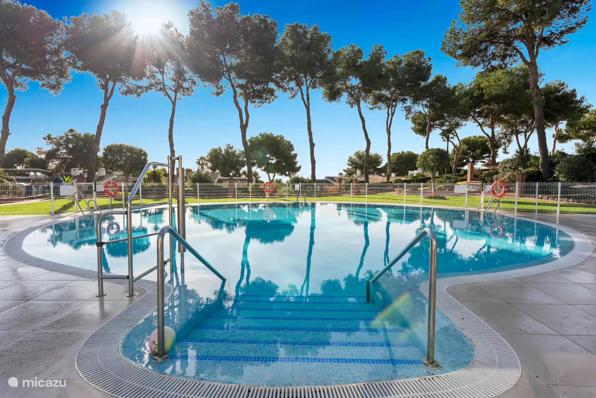 Piscina con bar y tumbonas