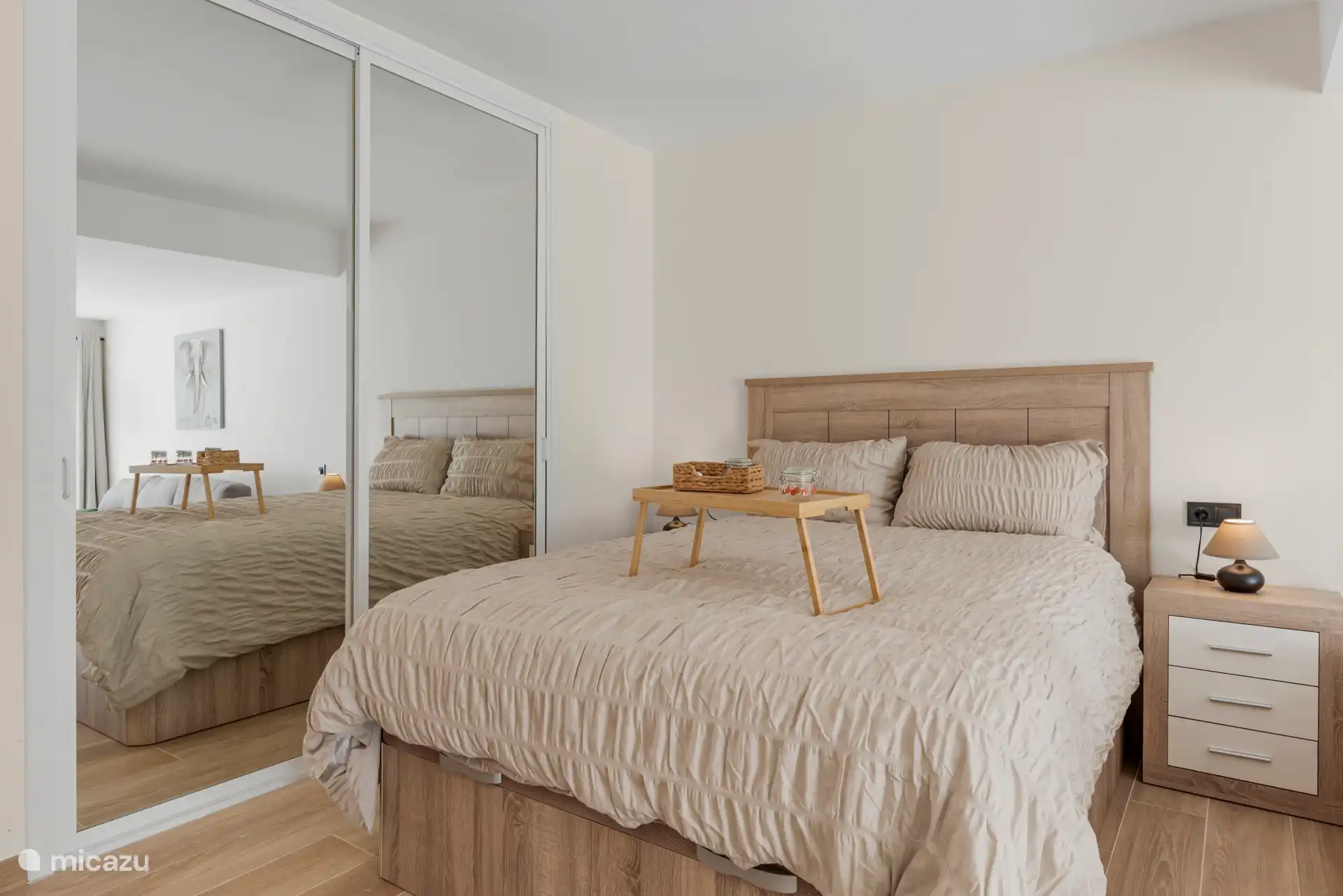 Cama doble grande con armarios