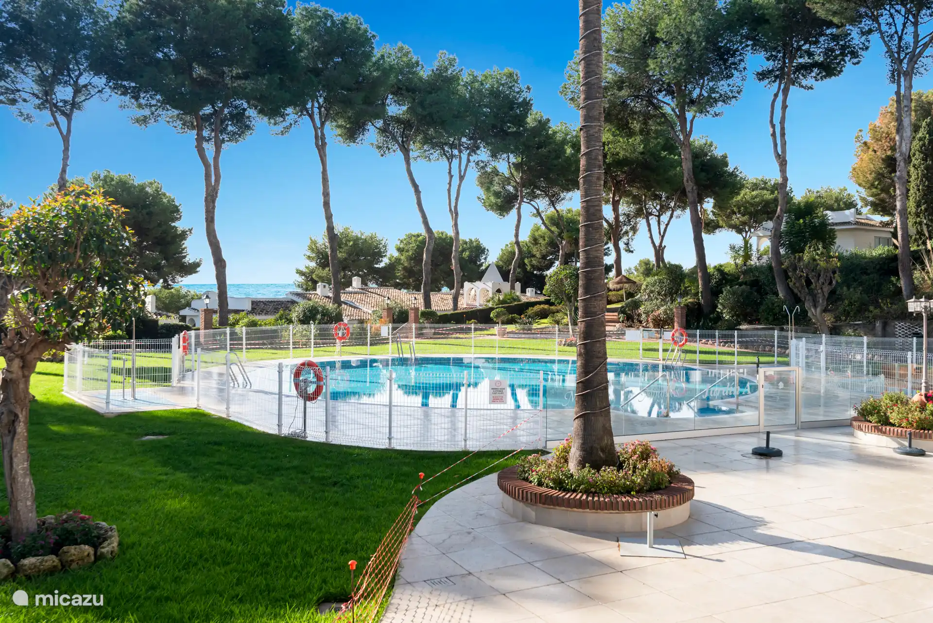 Terraza de la piscina con bar
