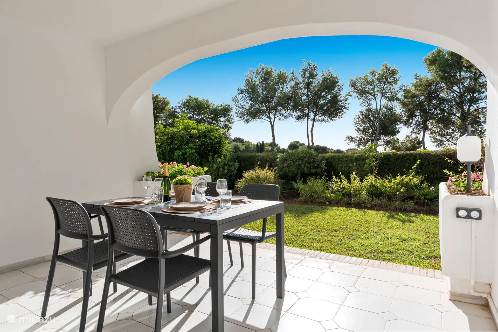 Terraza con jardín cerrado