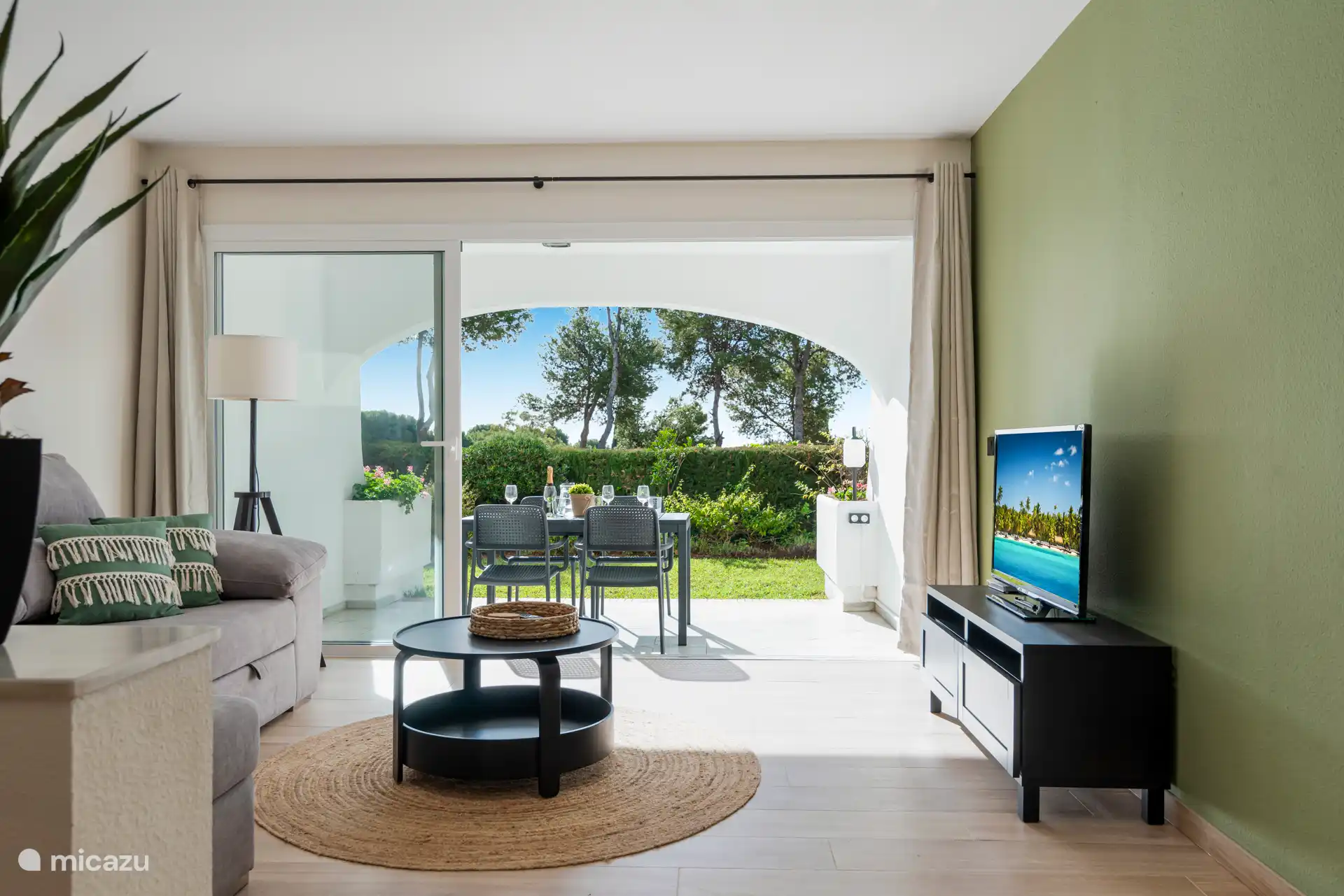 Salón con terraza contigua