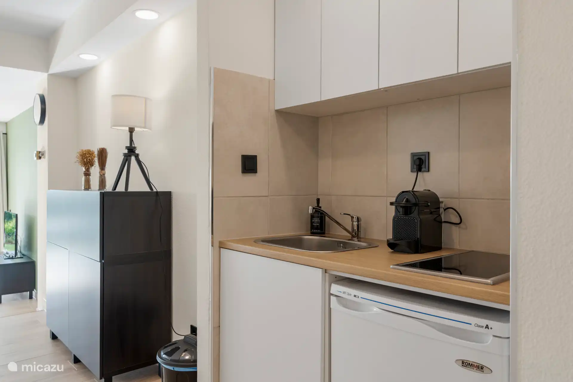 Cocina pequeña con nevera, Nespresso y cocina pequeña