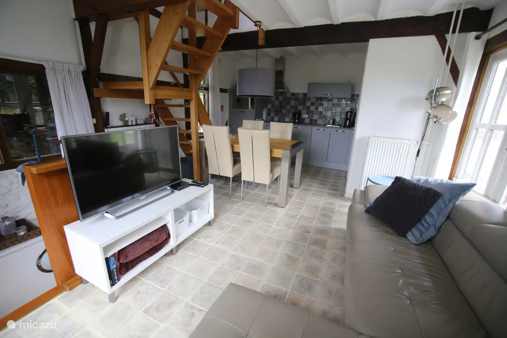 Woonkamer en keuken met prachtig uitzicht over het heuvelland