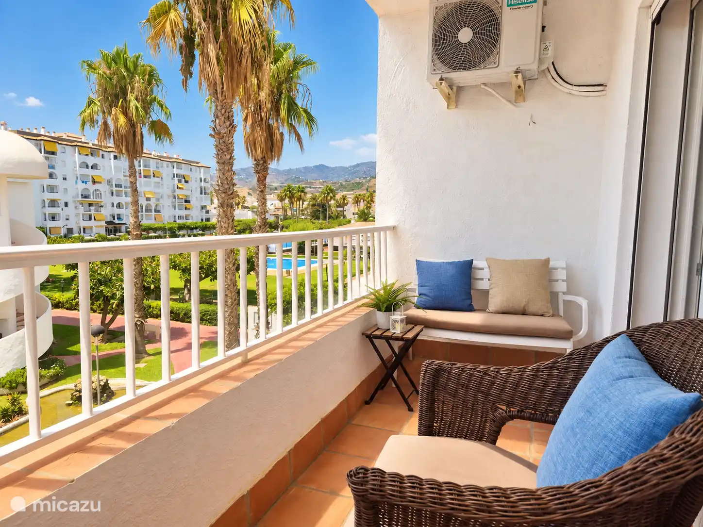 On this balcony you can still sit in the sun at the end of the day.