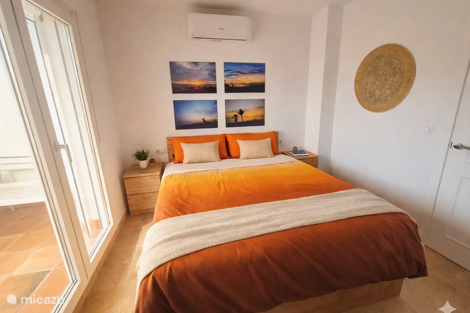 Master bedroom boven met comfortabel tweepersoonsbed.
