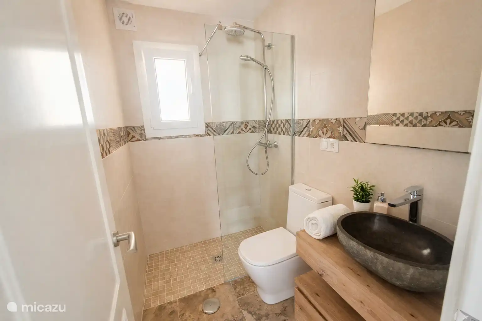 Badkamer boven met inloopdouche en toilet.