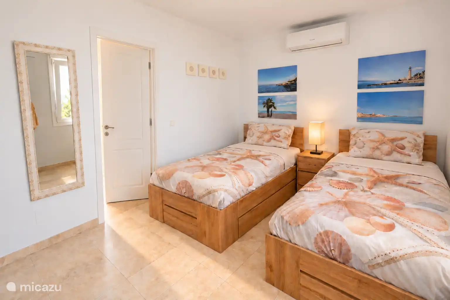 Bedroom 'Mar' on the ground floor: bright and attractive, with two comfortable single beds, air conditioning and a relaxed beach style.