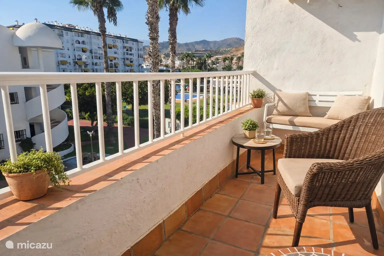 Op dit balkon zit je aan het einde van de dag nog lekker in het zonnetje.