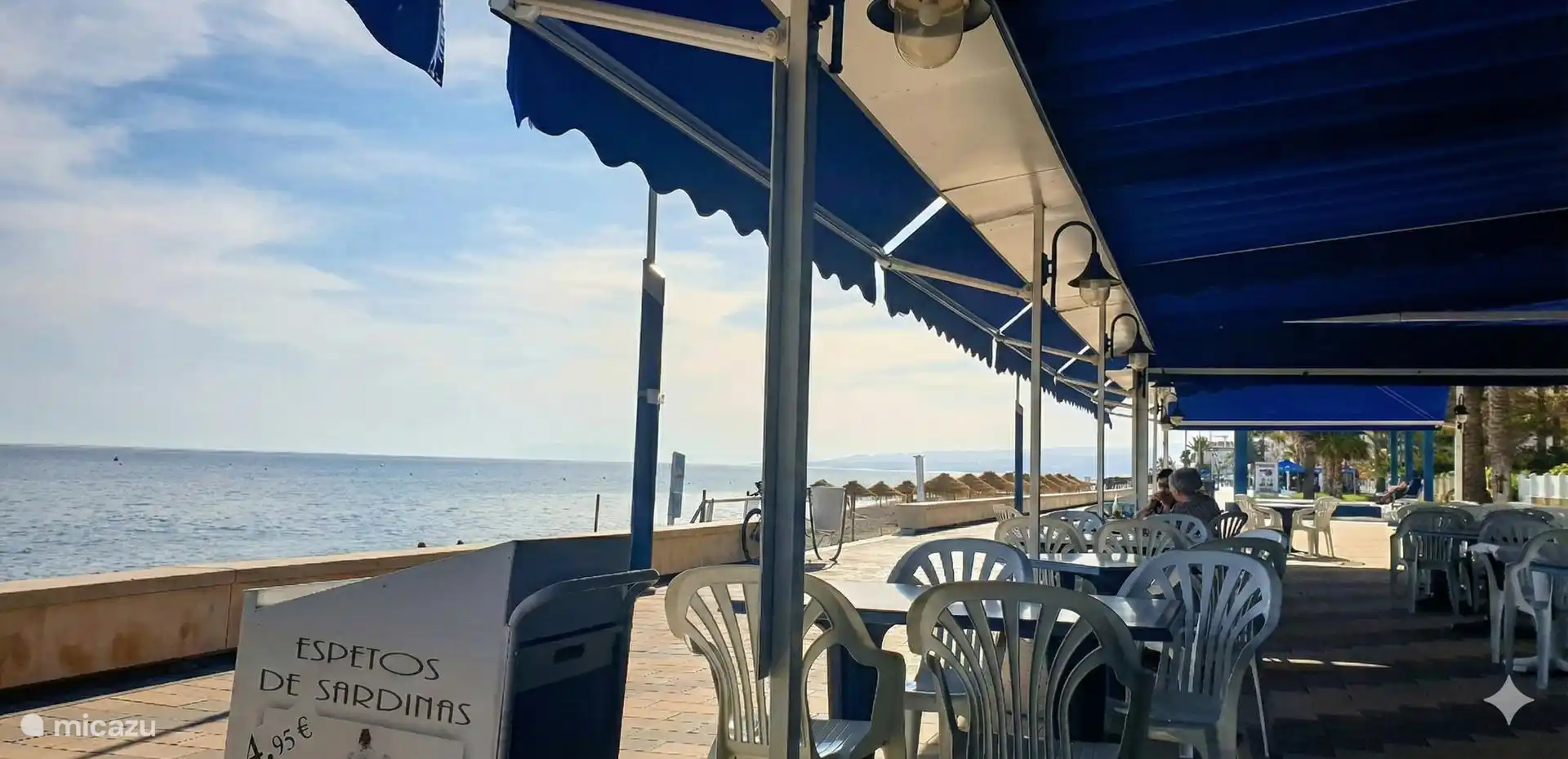De terrassen aan de boulevard liggen direct aan het strand en de zee. Op het strand zelf vind je gezellige chiringuitos.