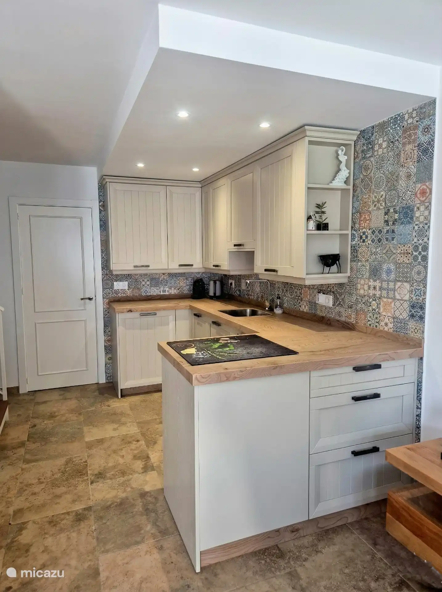 Moderne open keuken met alles wat je nodig hebt.