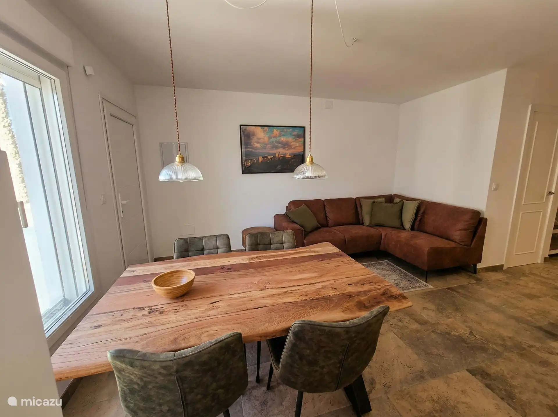 Woonkamer met warme materialen en ontspannen sfeer.