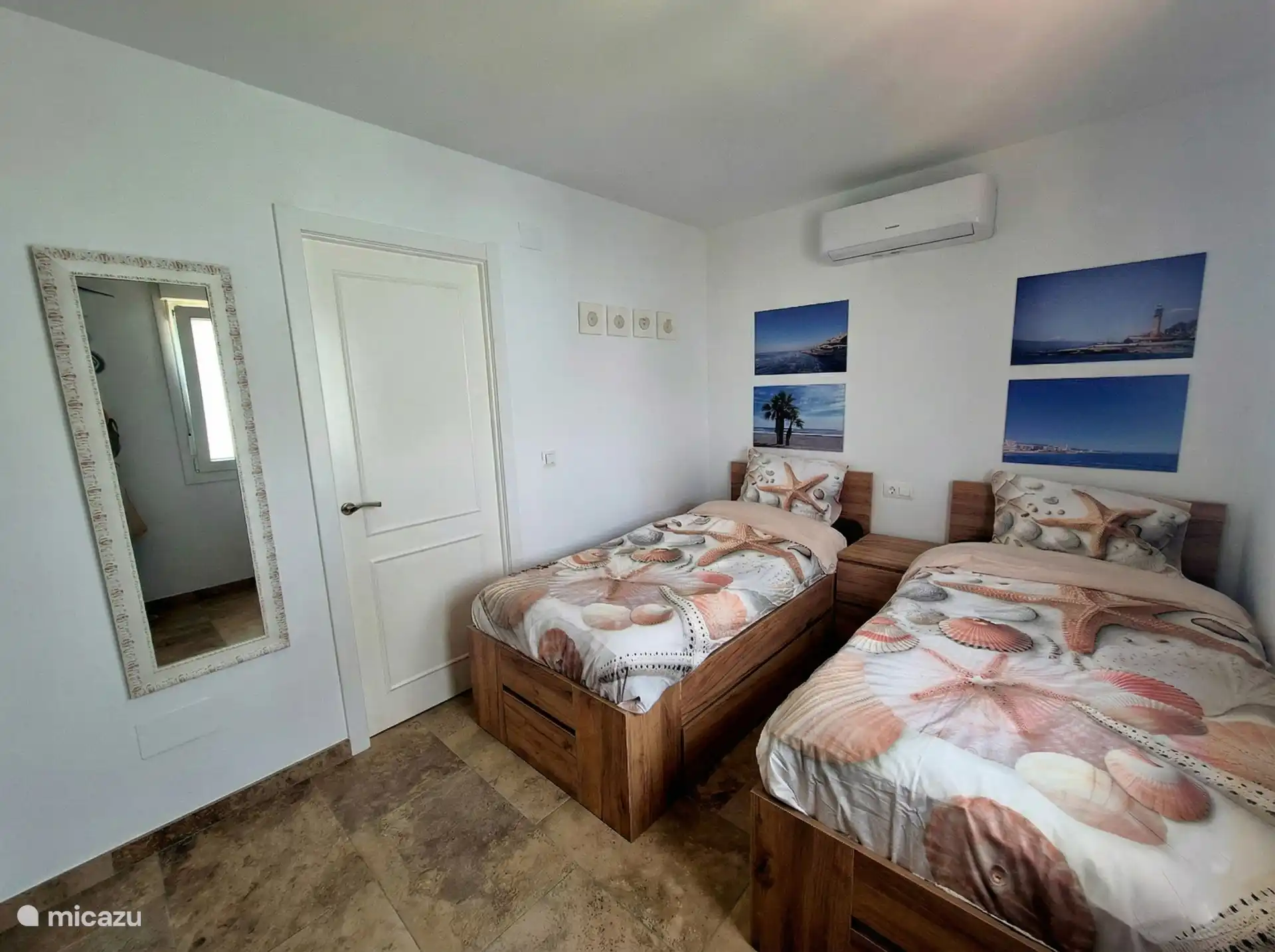 Slaapkamer beneden met twee comfortabele eenpersoonsbedden.