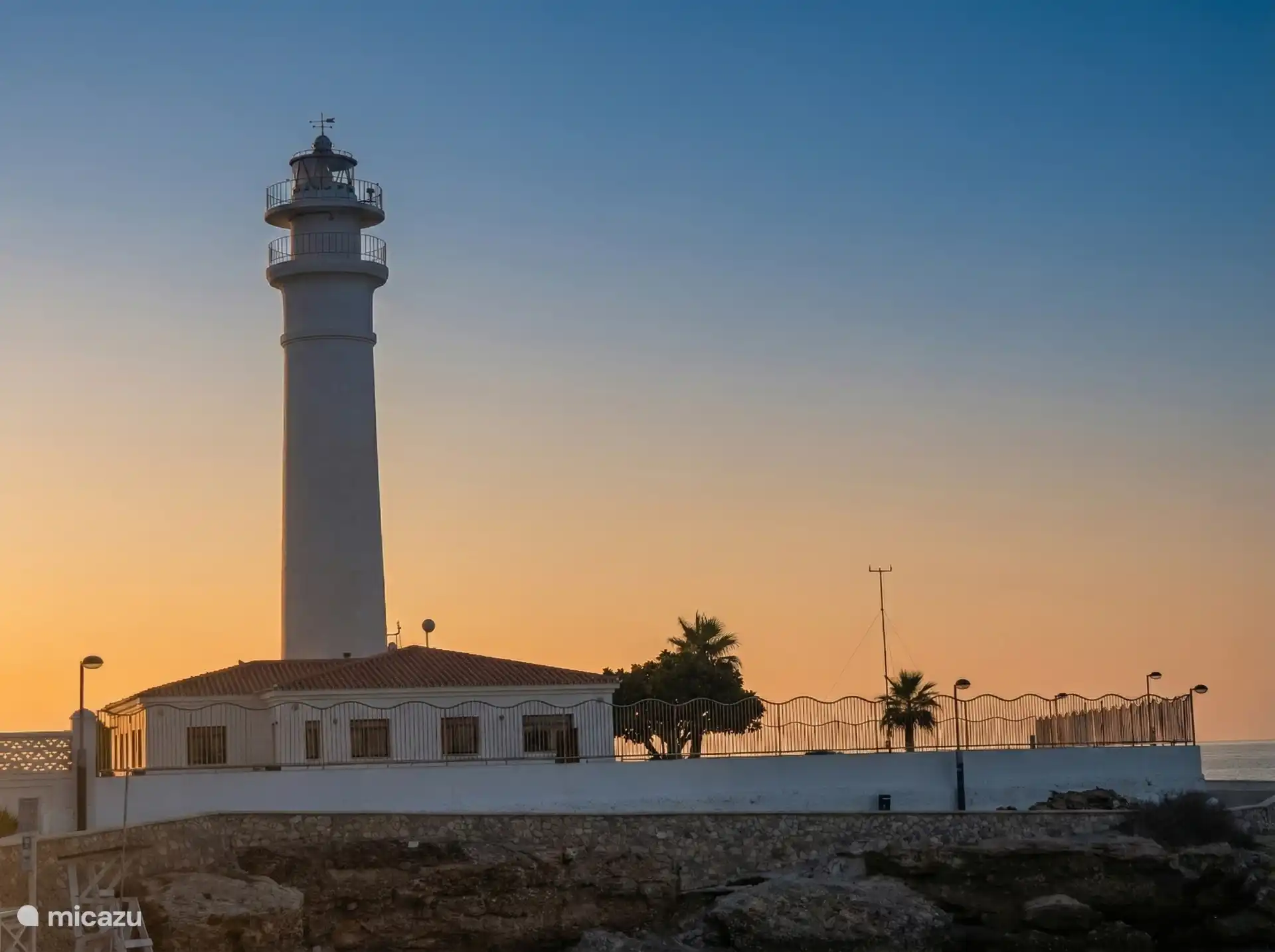 Vuurtoren van Torrox Costa in het ochtendlicht.