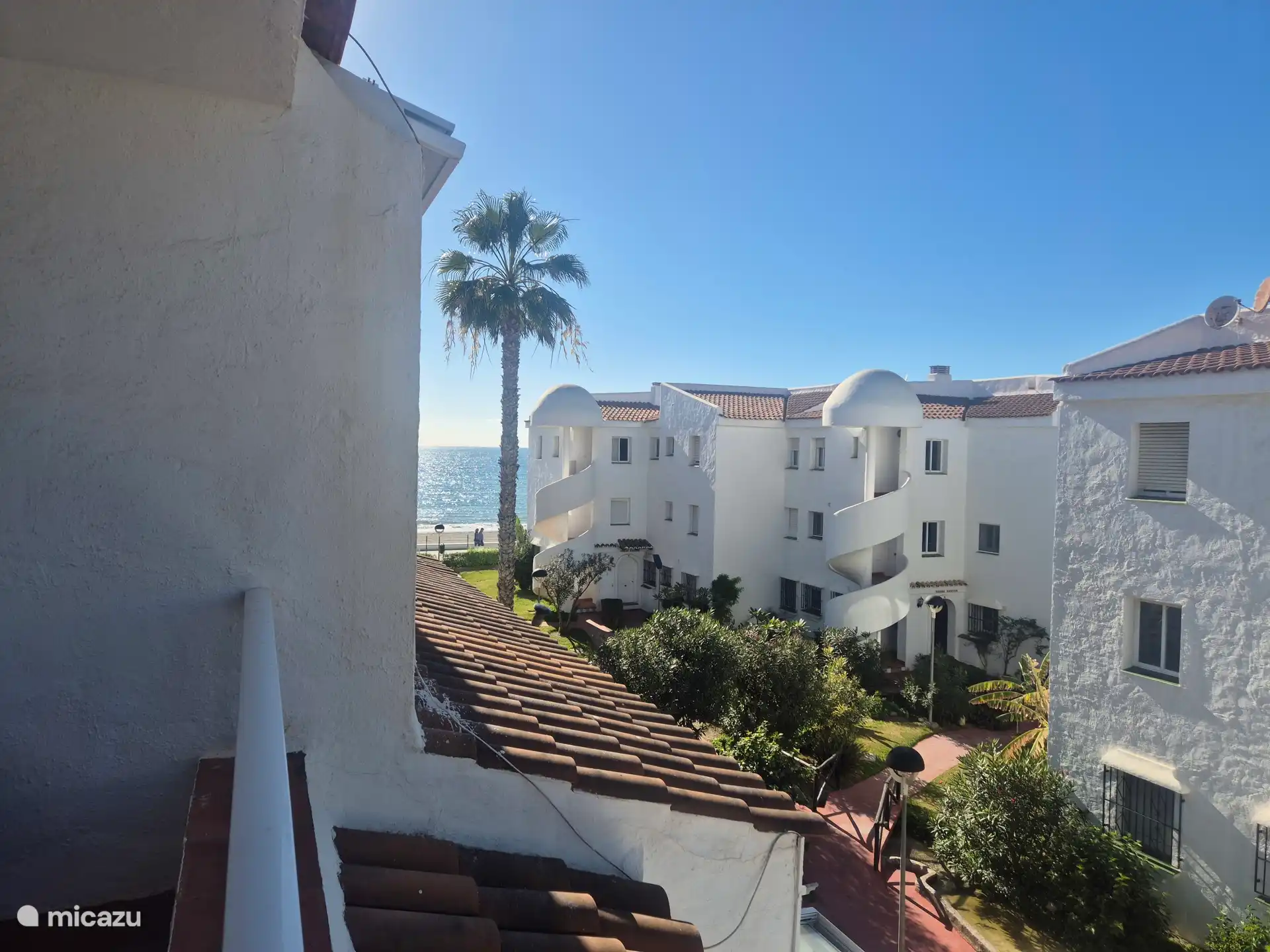 Uitzicht vanaf het balkon aan de slaapkamerzijde.