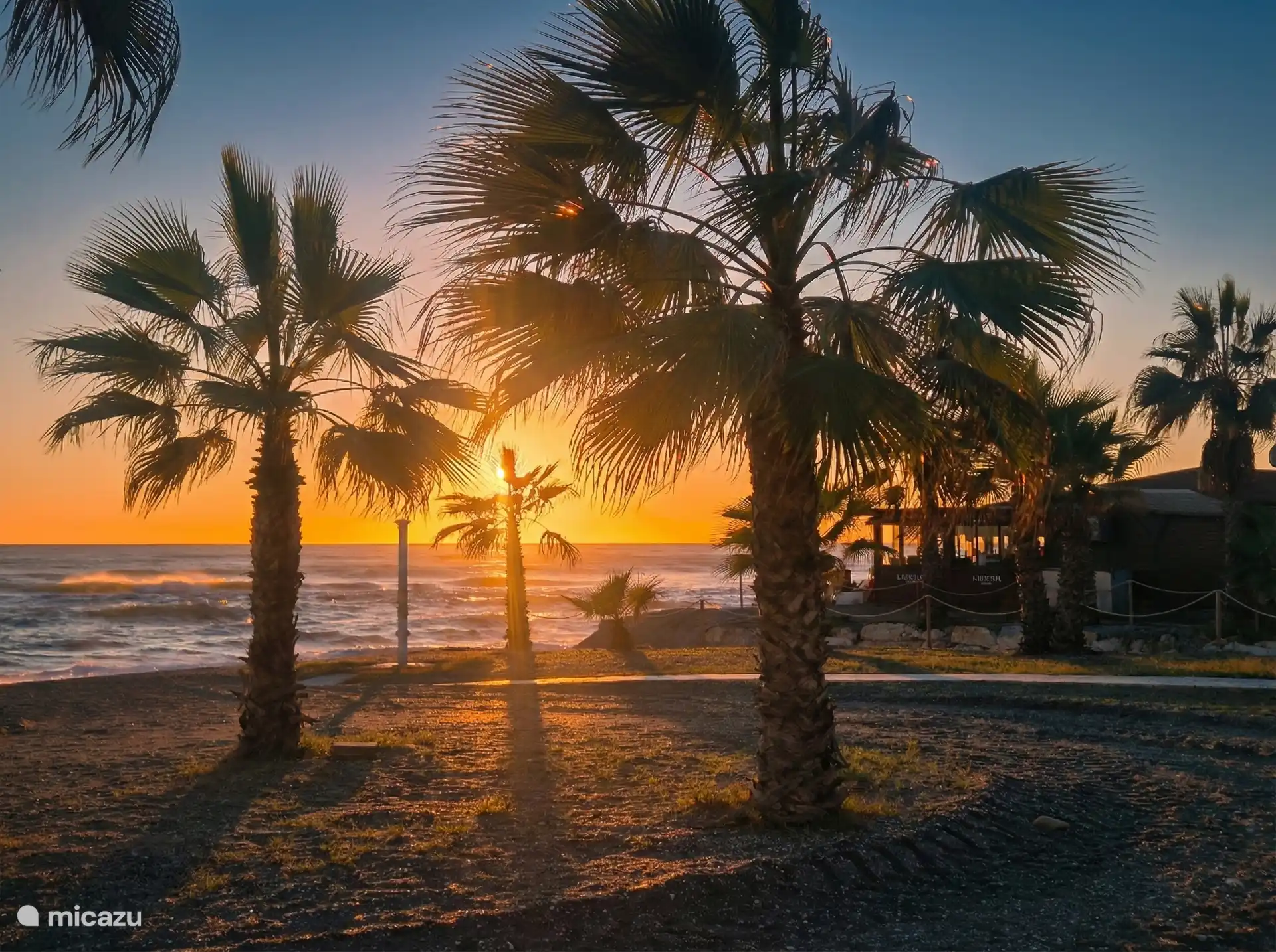 Strand bij zonsondergang, elke avond weer anders maar prachtig.