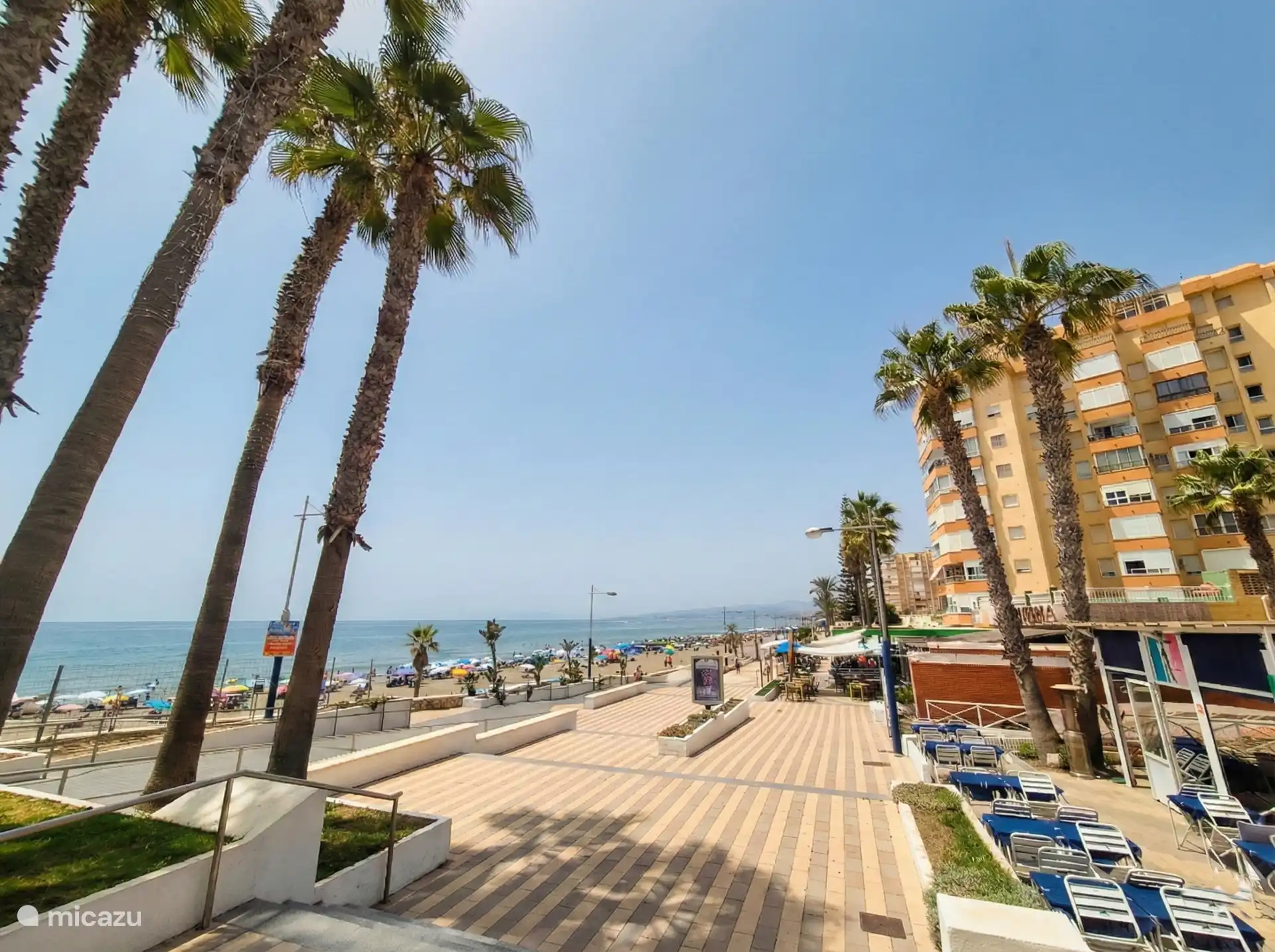 Boulevard van Torrox Costa, met restaurantjes en winkeltjes. 