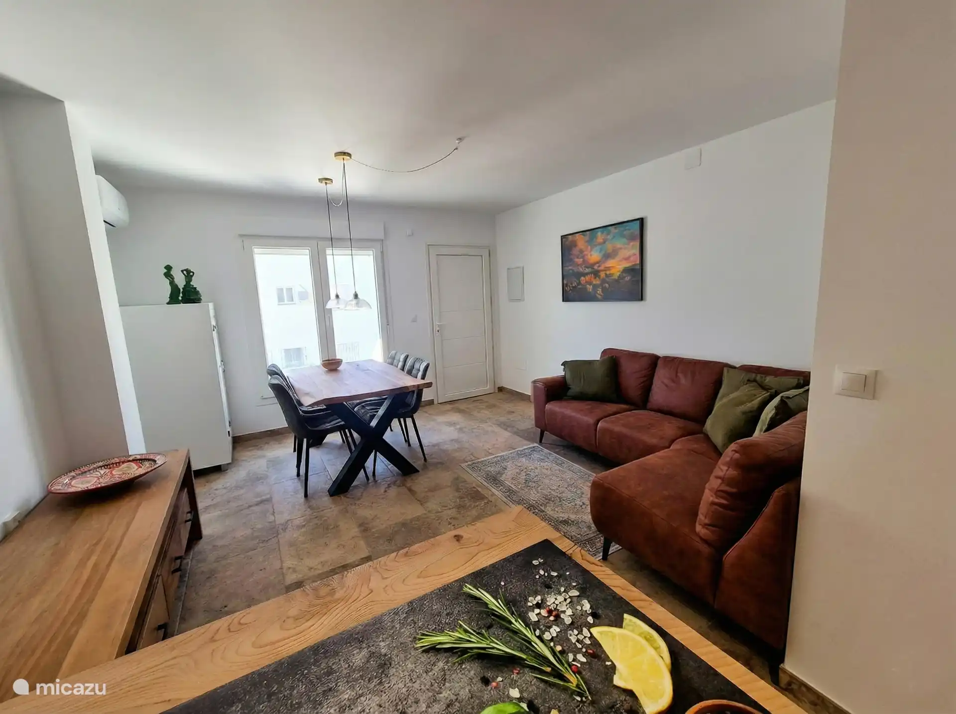 Woonkamer met open keuken, comfortabel en praktisch ingericht.