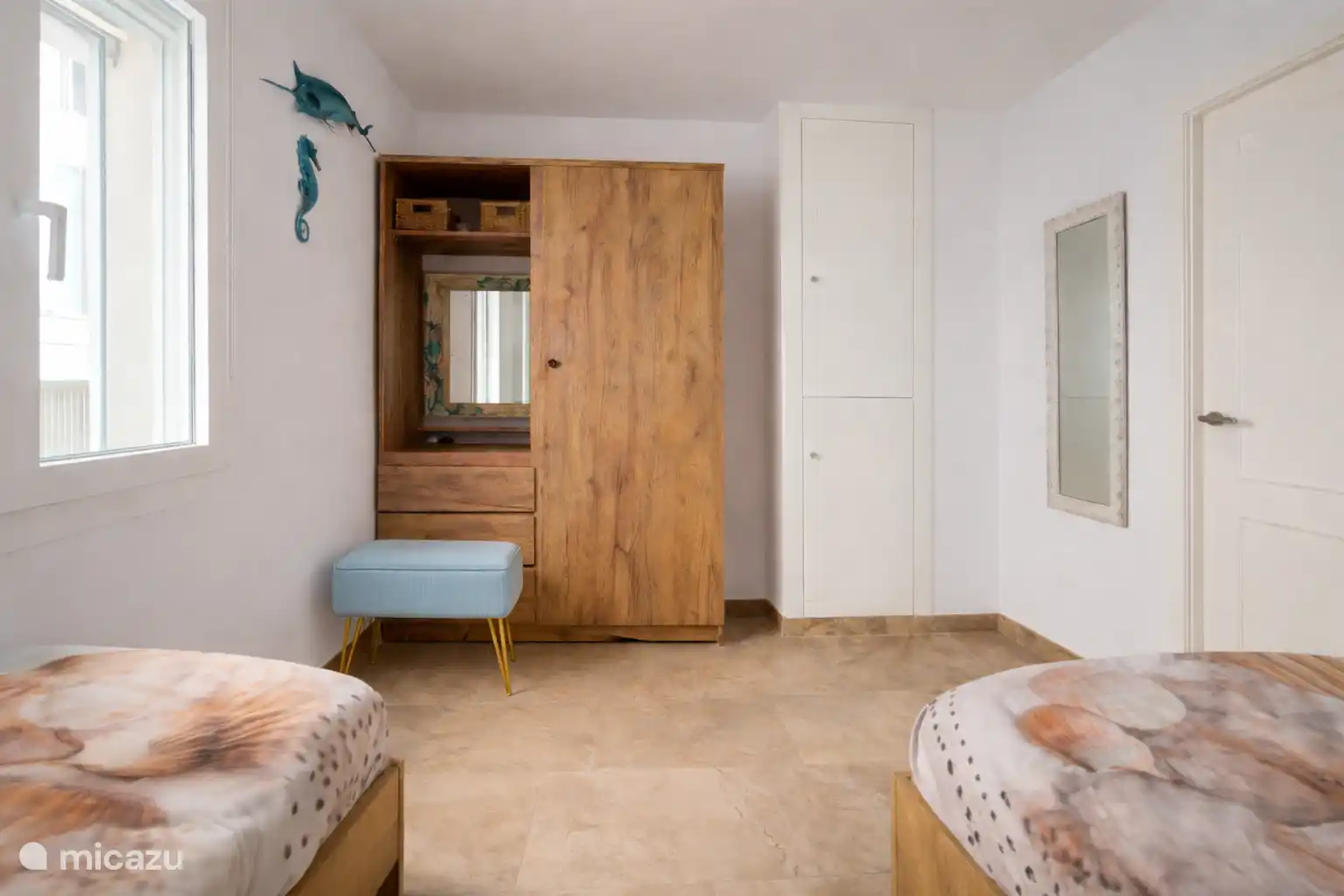 Espace de placard pratique dans la chambre du rez-de-chaussée.