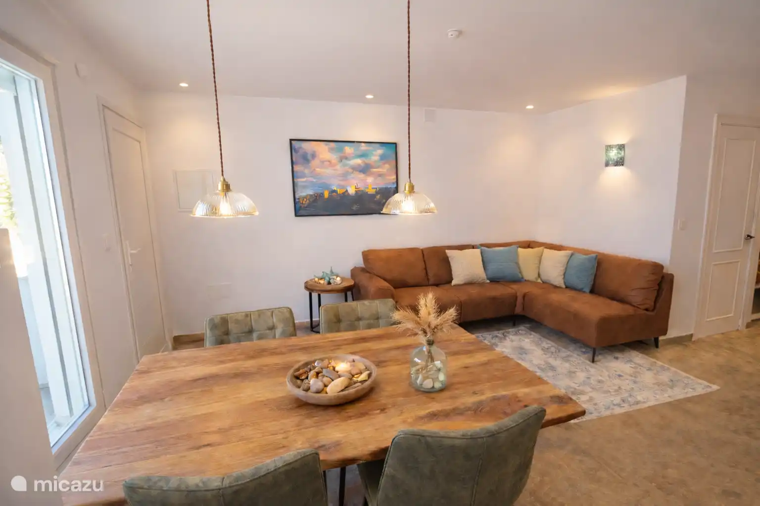 Salon et salle à manger avec des matériaux chauds et une ambiance relaxante.