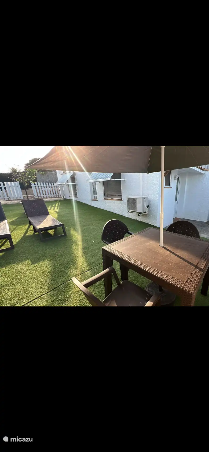 Buitenkant van het appartement: tuingedeelte, tafel met stoel en 2 ligstoelen; Een heel gezellige plek om te ontspannen