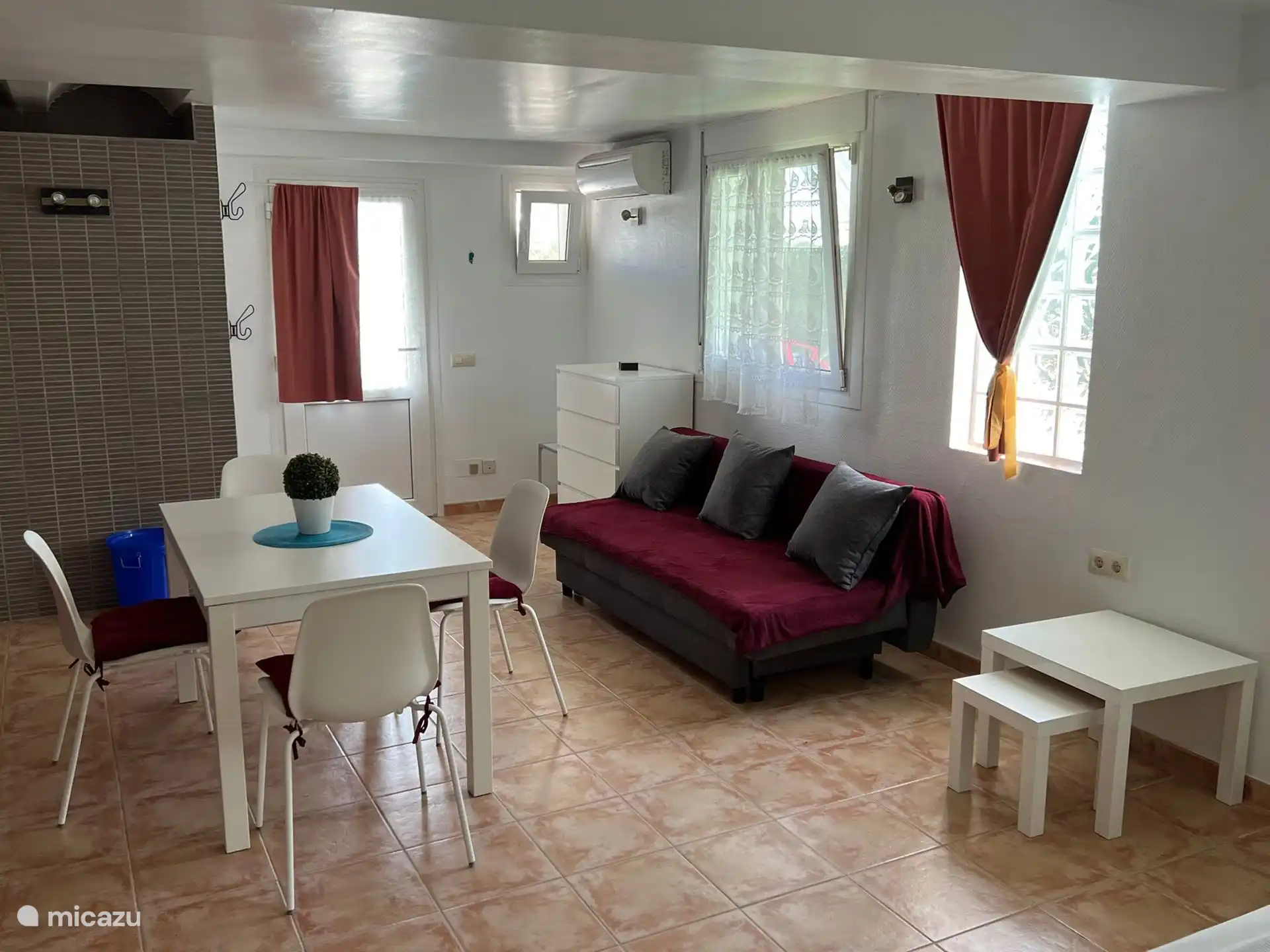 Ingang met bank en woon-/eettafel