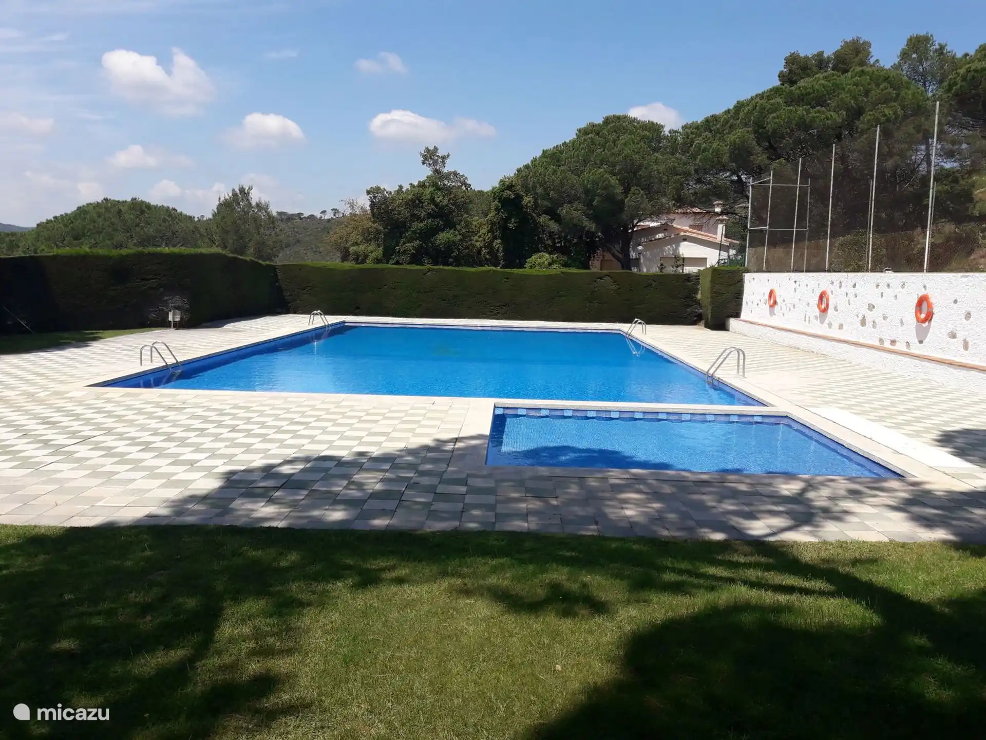 Groot zwembad (20 x 9 m; 1,4 tot 3 m hoog); Klein zwembad voor kinderen