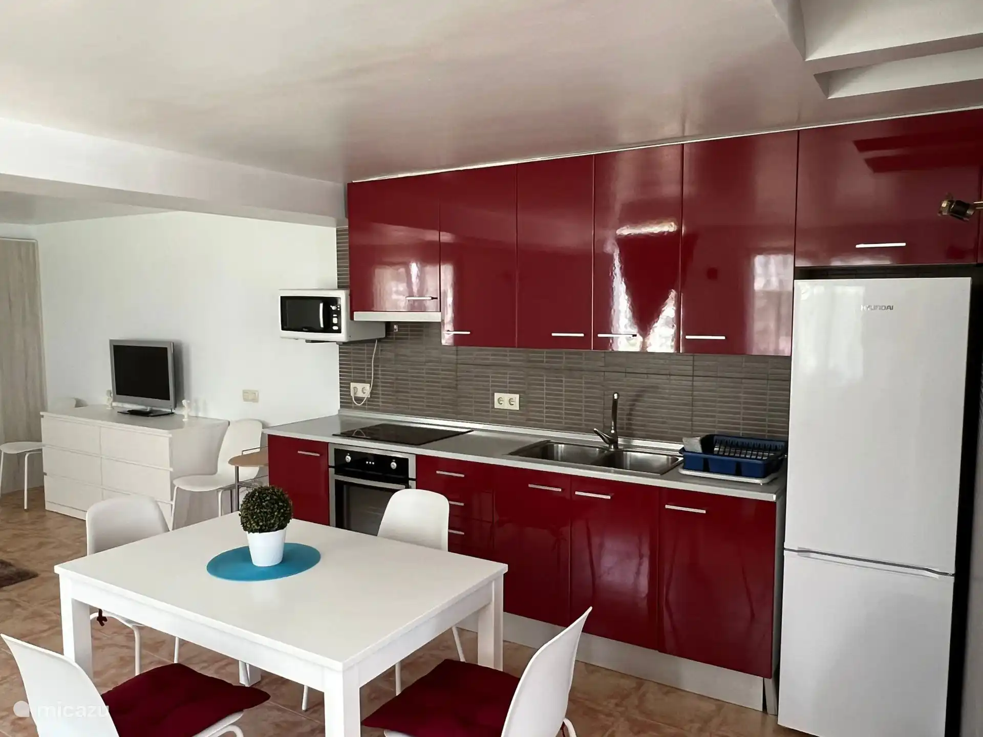 Keuken uitgerust met keramische kook, oven, koelkast en vriezer, magnetron, Dolce Gusto-koffiemachine en keukengerei