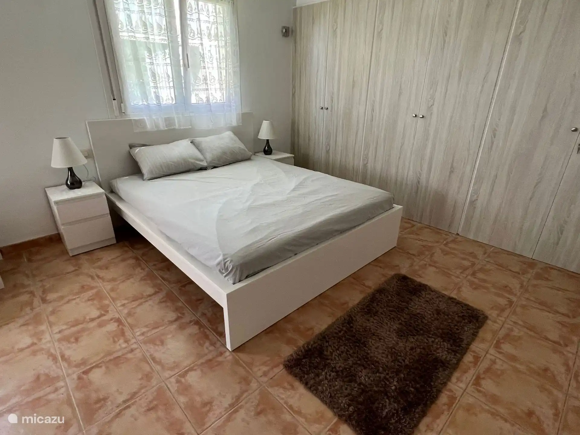 Afmetingen van het bed 2 m x 1,9 m