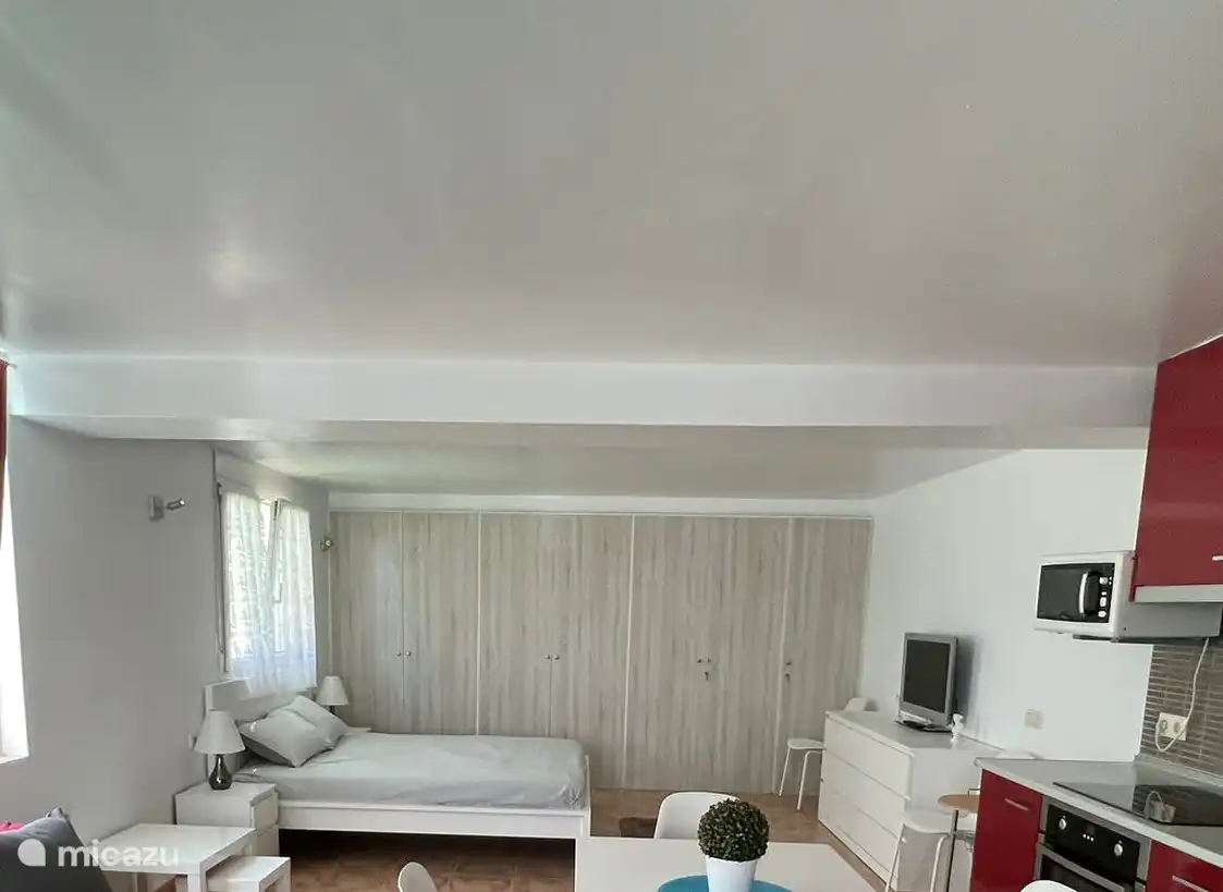 Gedetailleerde weergave van het slaapkamergedeelte, met een bed van 2 m x 1,90 m, en detail van de kledingkast die de hele muur beslaat